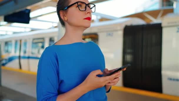 Kadın Toplu Taşıma Durağında Duruyor Akıllı Telefon Kullanıyor Treni Bekliyor — Stok video