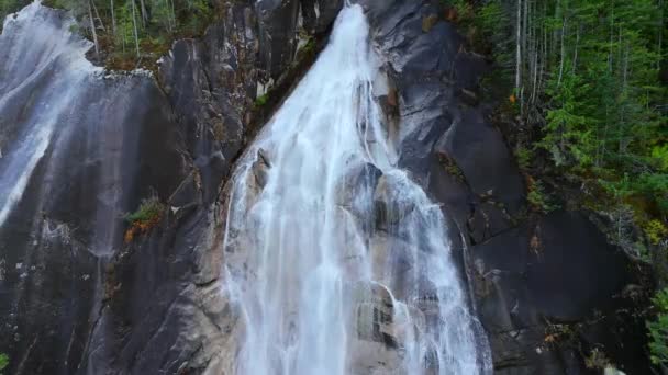 Vista Aérea Shannon Falls Água Correr Pelo Desfiladeiro Localizado Squamish — Vídeo de Stock