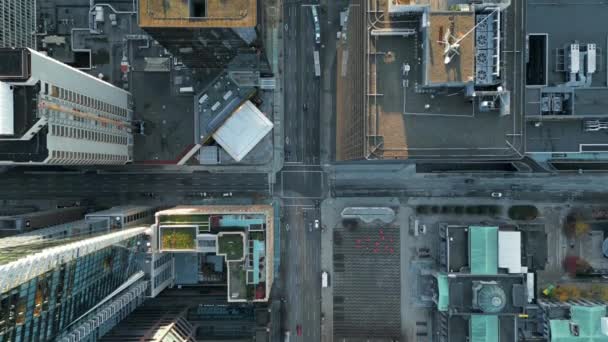 空中鸟儿的眼睛俯瞰着穿过大道的街道 市中心的高大的住宅或办公大楼 加拿大不列颠哥伦比亚省温哥华市中心 — 图库视频影像