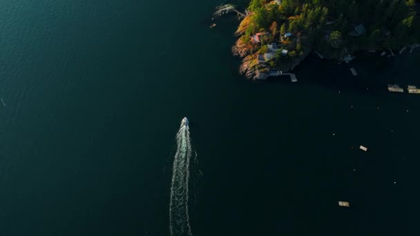 从上往下俯瞰的汽船在岛上沿海航行 来自无人机的海景旅行录像 — 图库视频影像