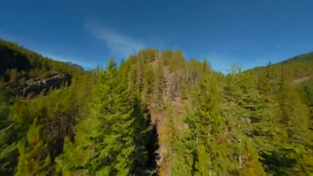 Volo Manovrabile Con Drone Fpv Sul Paesaggio Montano Strada Viaggia — Video Stock