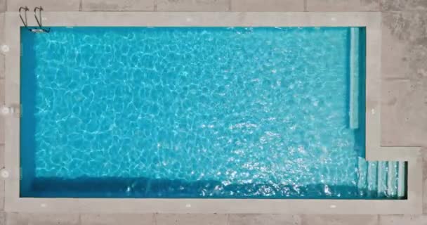 Surface Eau Bleue Pure Dans Piscine Avec Des Reflets Lumineux — Video