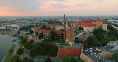 Polonya 'nın başkenti Krakow' da tarihi Wawel Kalesi. Tarihi avlu, Katedral, Sandomierz Kulesi ve Wawel Kalesi 'nin savunma duvarları. Vistula nehri ve şehri