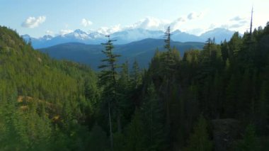 Squamish yakınlarında buzullu dağların havadan görünüşü British Columbia, Kanada.