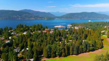 West Vancouver 'daki Horseshoe Körfezi' nin havadan görüntüsü. Dağlarla, denizlerle, adalarla ve evlerle çarpıcı bir manzara. British Columbia, Kanada.