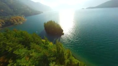 Kanada 'da göz kamaştırıcı sonbahar manzarası. Dağ yamaçlarındaki renkli ormanın havadan görünüşü ve Harrison Gölü, British Columbia. FPV insansız hava aracı tarafından çekildi.