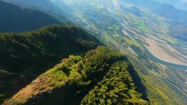 FPV Drone, Fraser nehir vadisi aşağısındaki dağ sıraları boyunca uçuş. Cheam Peak, Chilliwack, British Columbia, Kanada. 
