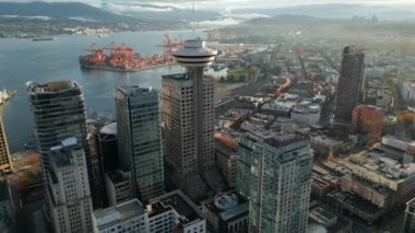 Vancouver Manzarası Harbour Centre, British Columbia, Kanada 'da. Arka planda Vancouver Limanı var.