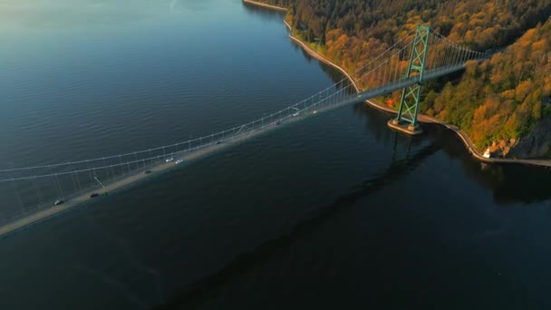 Ilmakuva Lions Gate Bridgestä Stanley Parkista Aamunkoitteessa Taustalla Vancouverin Keskusta — kuvapankkivideo