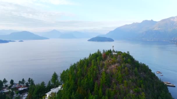 Akşamları Vancouver Kuzeyindeki Deniz Manzarası Mavi Bulutlu Gökyüzü Dağların Siluetleri — Stok video