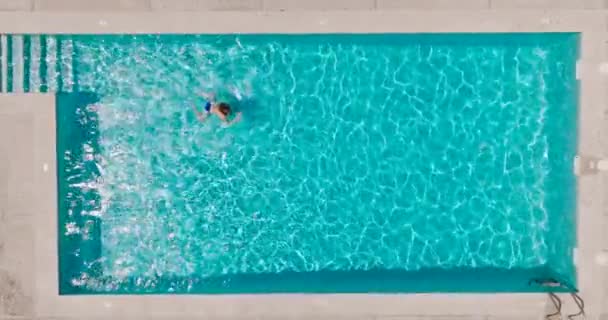 Vista Arriba Hacia Abajo Una Mujer Traje Baño Azul Nadando — Vídeo de stock
