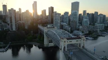 Vancouver şehir merkezindeki gökdelenlerin hava görüntüsü Granville köprüsü, şafak vakti False Creek, British Columbia, Kanada.