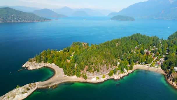 温哥华西部马蹄湾的空中景观 秀丽的山景 岛屿和房屋 加拿大不列颠哥伦比亚省 — 图库视频影像