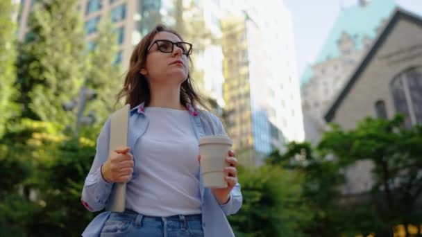 Şten Sonra Sokakta Dizüstü Bilgisayar Kahveyle Dolaşan Kaygısız Bir Kadını — Stok video