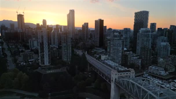 Flygfoto Över Skyskraporna Centrum Vancouver Granville Bridge False Creek Gryningen — Stockvideo