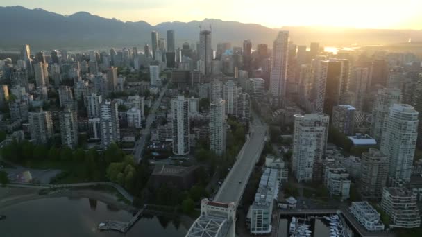 Letecký Pohled Mrakodrapy Centru Vancouveru Granvillský Most False Creek Úsvitu — Stock video