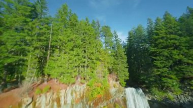 Brandywine Falls 'un FPV İHA' yla çekilmiş olağandışı hava görüntüsü. Hızlı manevra uçuşu. Whistler yakınlarında, Vancouver 'ın kuzeyi, British Columbia, Kanada. 