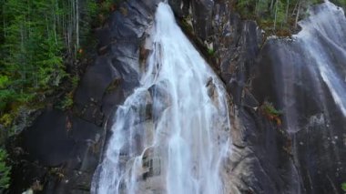 Shannon Falls 'un havadan görünüşü. Su kanyondan aşağı akıyor. Squamish 'te, Vancouver' ın kuzeyinde, British Columbia, Kanada
