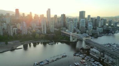 Vancouver şehir merkezindeki gökdelenlerin hava görüntüsü Granville köprüsü, şafak vakti False Creek, British Columbia, Kanada.