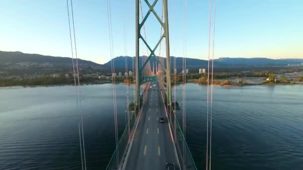 Inspirerende Drone Vlucht Verkeersweg Lions Gate Bridge Prachtige Natuur Van — Stockvideo