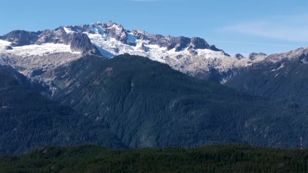 加拿大不列颠哥伦比亚省Squamish附近冰川覆盖的山脉的空中景观 — 图库视频影像
