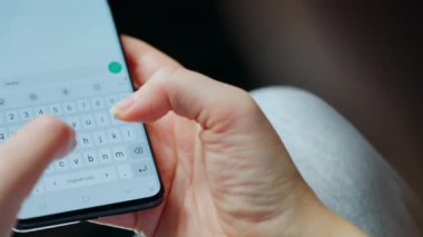 Akıllı telefondan yazı yazan bir kadın eli. Yakın plan. İletişim konsepti