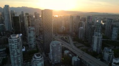 Vancouver, British Columbia, Kanada 'daki gökdelenlerin ve yolların şafak vakti hava görüntüsü..