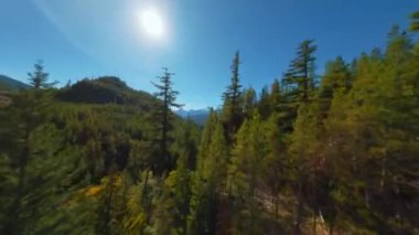 FPV Drone 'la dağ manzarası üzerinde manevra yapılabilir uçuş. Vancouver, British Columbia, Kanada yakınlarında çekilmiş.. 