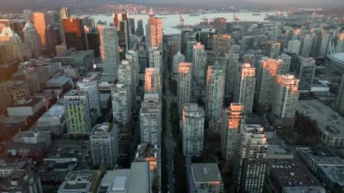 Akşam karanlığında Vancouver şehir merkezindeki çarpıcı hava manzarası. British Columbia, Kanada.