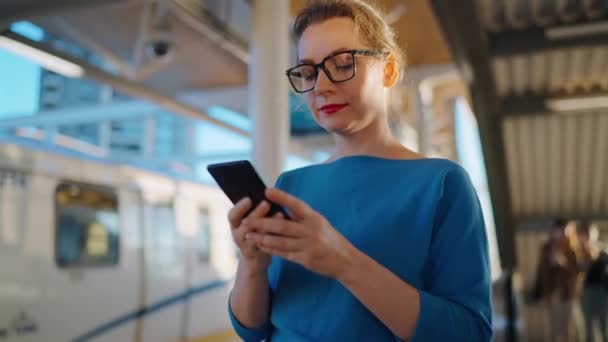Frau Steht Haltestelle Öffentlicher Verkehrsmittel Benutzt Smartphone Und Wartet Auf — Stockvideo