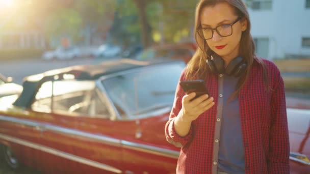 Kulaklıklı Bir Kadın Kırmızı Arabanın Yanında Duruyor Yaz Günü Yeşil — Stok video