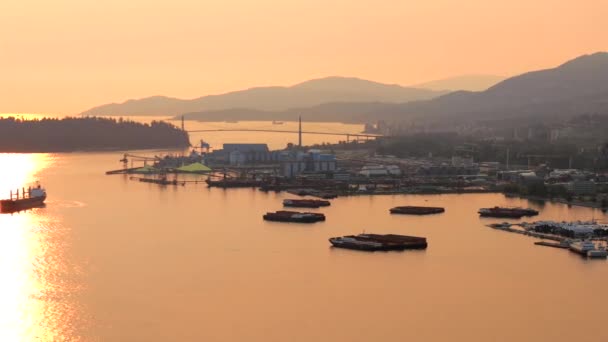 Letecký Pohled Nákladní Lodě Poblíž Přístavu Vancouver Při Západu Slunce — Stock video