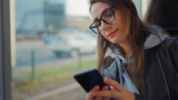 Transporte Público Mujer Tranvía Usando Teléfono Inteligente Chat Mensajes Texto — Vídeos de Stock