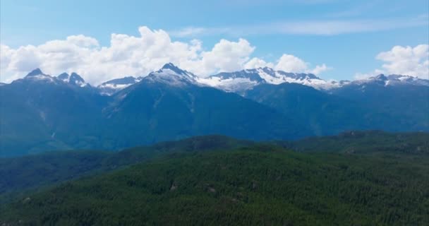 加拿大不列颠哥伦比亚省Squamish附近冰川覆盖的山脉的空中景观 — 图库视频影像