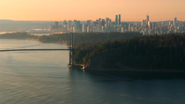 Vista Aérea Lions Gate Bridge Stanley Park Amanecer Centro Vancouver — Vídeos de Stock