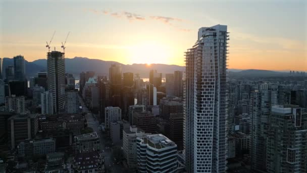 加拿大不列颠哥伦比亚省温哥华市中心摩天大楼的空中景观 黎明时分 — 图库视频影像