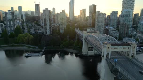 Flygfoto Över Skyskraporna Centrum Vancouver Granville Bridge False Creek Gryningen — Stockvideo