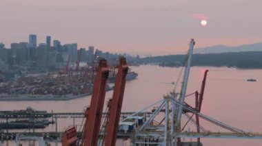 Şehir merkezindeki Vancouver Limanı 'nın hava görüntüsü günbatımında arka planda. British Columbia, Kanada
