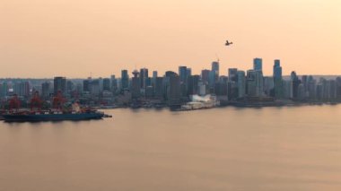 Gün batımında Vancouver limanı ve şehir merkezinin havadan görüntüsü. British Columbia, Kanada