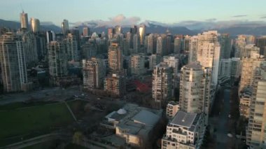 Vancouver, British Columbia, Kanada 'daki gökdelenlerin hava görüntüsü şafak vakti.