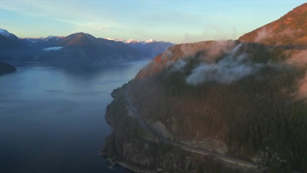 海空相望高速公路 豪音响和峡湾 位于加拿大不列颠哥伦比亚省温哥华和斯卡拉米什之间 以不同的速度拍摄 正常和加速 — 图库视频影像