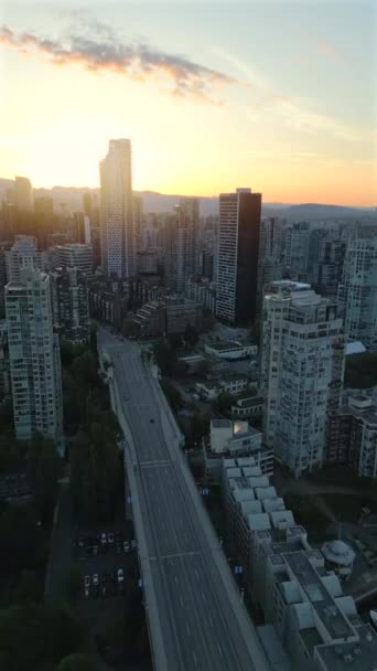 Légi Felvétel Felhőkarcolókról Vancouver Belvárosában Granville Híd False Creek Hajnalban — Stock videók