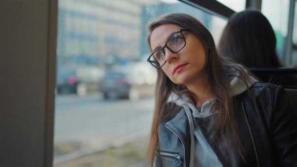 Transport Publiczny Kobieta Okularach Jeżdżąca Tramwajem Mieście Miasto Miasto Transport — Wideo stockowe