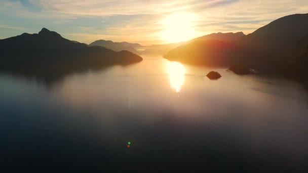 Αεροφωτογραφία Του Θαλάσσιου Τοπίου Βόρεια Του Βανκούβερ Στο Όμορφο Ηλιοβασίλεμα — Αρχείο Βίντεο