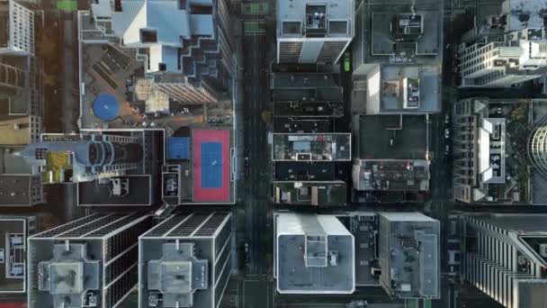 空中鸟儿的眼睛俯瞰着穿过大道的街道 市中心的高大的住宅或办公大楼 加拿大不列颠哥伦比亚省温哥华市中心 以不同的速度拍摄 — 图库视频影像
