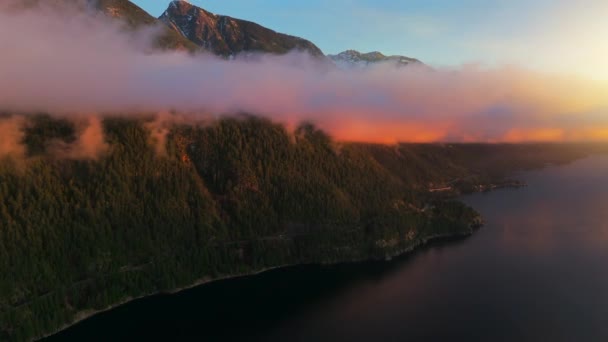 在迷人的落日下 空中俯瞰着海岸和雾中的群山 位于加拿大不列颠哥伦比亚省温哥华和斯卡拉米什之间 — 图库视频影像