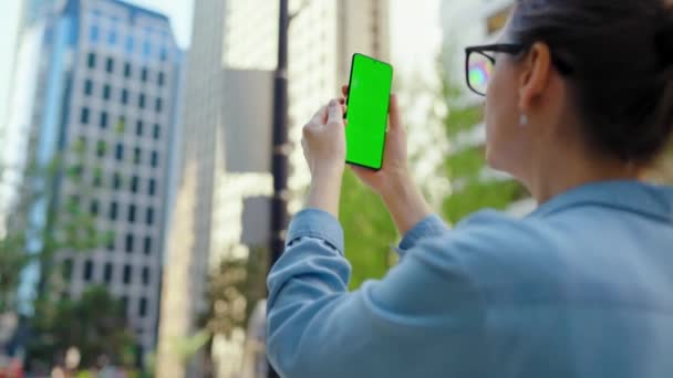 Γυναίκα Στέκεται Στο Δρόμο Και Κάνει Μια Φωτογραφία Από Smartphone — Αρχείο Βίντεο