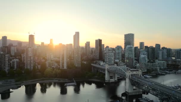 Légi Kilátás Felhőkarcolók Belvárosában Vancouver Granville Híd False Creek Hajnalban — Stock videók