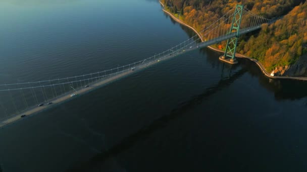 黎明时分狮子门大桥和斯坦利公园的空中景观 温哥华市中心在背景上 不列颠哥伦比亚省加拿大 以不同的速度拍摄 正常和加速 — 图库视频影像
