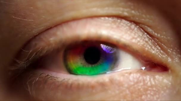 Extrême Gros Plan Femme Ouvrant Bel Œil Avec Iris Multicolore — Video